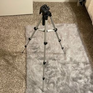 3 ft tripod. Comes w phone holder, remote, & storage/carry bag. GREAT CONDITION